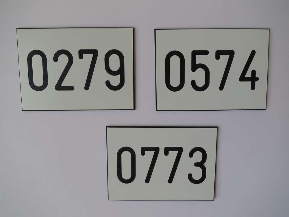 schwarz PVC Schild Zahlenschilder 70mm x 50mm Kleingarten Campingplatz weiß 