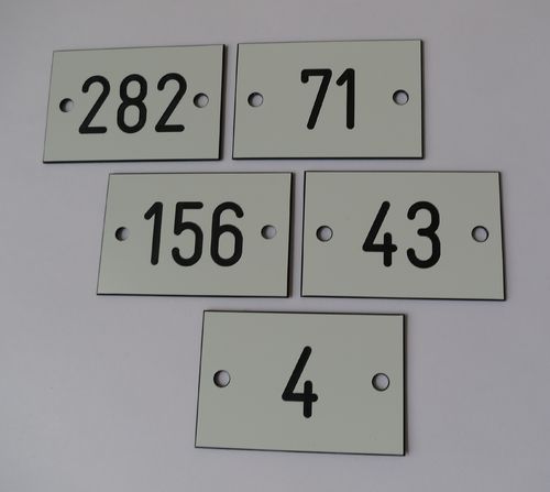 Zahlenschilder Garagenbeschilderung weiß / schwarz 60 / 40mm